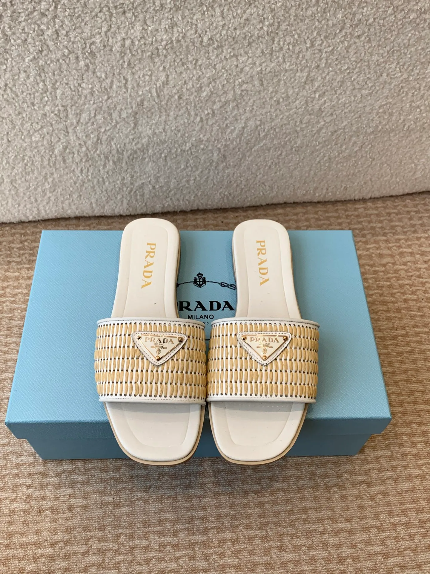 👟👟Ex-factory price 420👟👟 Prada 25ss new spring and summer Prada woven slippers Modern lines and original architectural volumes define these complex charms. The iconic geometric shape of the Prada triangle inspires the heel design, highlighting the taper and soft curves with a unique modern touch.  Upper: original woven upper, lining cowhide, outsole: Italian genuine leather outsole Size: #35-42 (40, 41, 42 customized, non-refundable)
